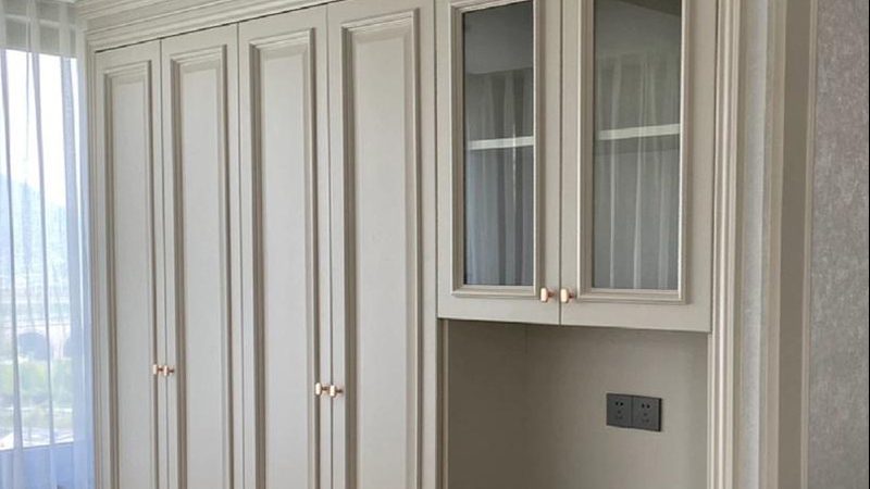 在选择全屋定制厂家时，要关注以下几个方面：